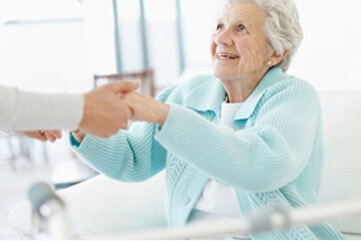 Imagem Ilustrativa da especialidade <p>Chiropractic care helps in the natural processes of aging and promotes postural rebalancing, generating better mobility, the body’s ability to sustain itself and consequently improving neurological functions, thus preventing falls and the use of medications.</p>
<p>Among the main complaints in the elderly are neuro-musculoskeletal pains, such as back and joint pain, both due to reduced functions and flexibility in this age group.</p>
